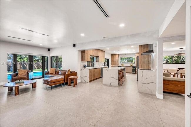 11340 SW 74th Ct in Pinecrest, FL - Foto de edificio - Building Photo