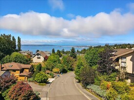 4926 Dover St in Everett, WA - Building Photo