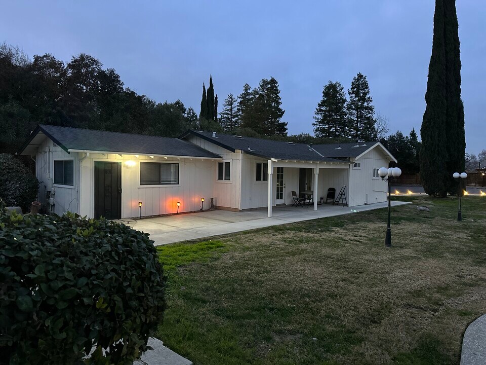 1403 E Monte Vista Ave in Turlock, CA - Building Photo