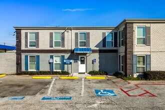 The Atrium At 5606 in Houston, TX - Building Photo - Building Photo