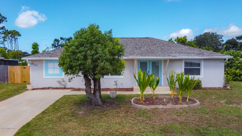 3255 Jamestown St in Port Charlotte, FL - Foto de edificio