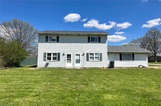 233 Brunswick Dr in Elyria, OH - Building Photo