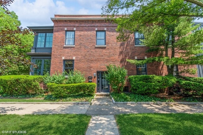 621 Hinman Ave in Evanston, IL - Building Photo - Building Photo