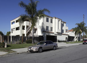 Valencia Terrace Apartments in Fullerton, CA - Foto de edificio - Building Photo