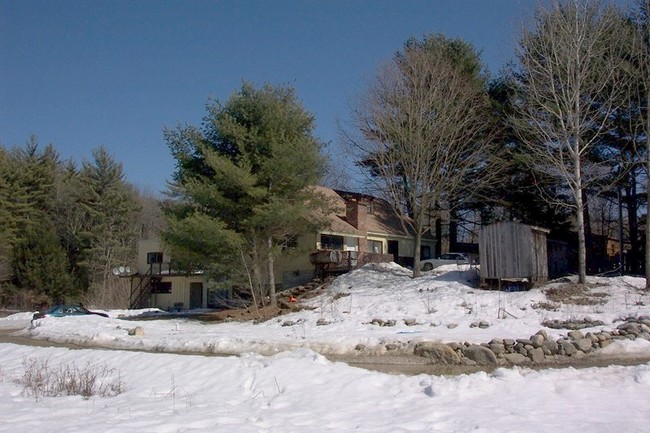 39 Jones Rd in Winchester, NH - Foto de edificio - Building Photo