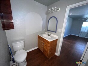 613 S L B J Dr in San Marcos, TX - Foto de edificio - Building Photo