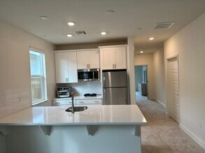 5683 Drifton Way in Sacramento, CA - Foto de edificio - Building Photo