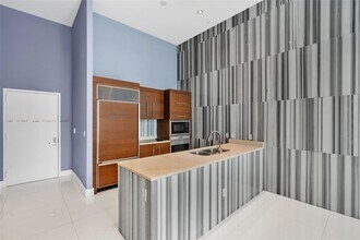 475 Brickell Ave, Unit 2812 in Miami, FL - Building Photo - Building Photo