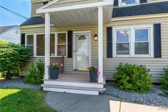 202 Fairway Dr in New Hartford, NY - Building Photo - Building Photo