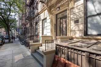 211 W 80th St in New York, NY - Foto de edificio - Building Photo