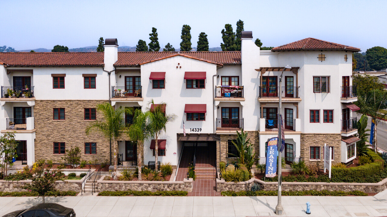 Catalina Luxury Apartments in Whittier, CA - Foto de edificio