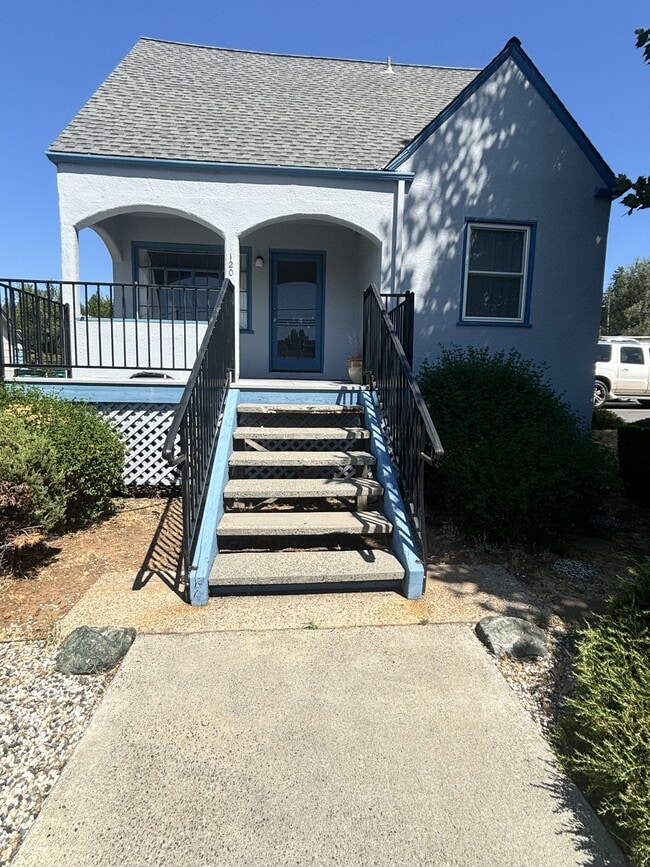 1120 E Main St in Grass Valley, CA - Building Photo - Building Photo