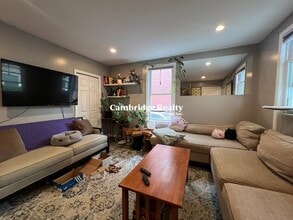 4 Rockwell St, Unit 1 in Cambridge, MA - Foto de edificio - Building Photo