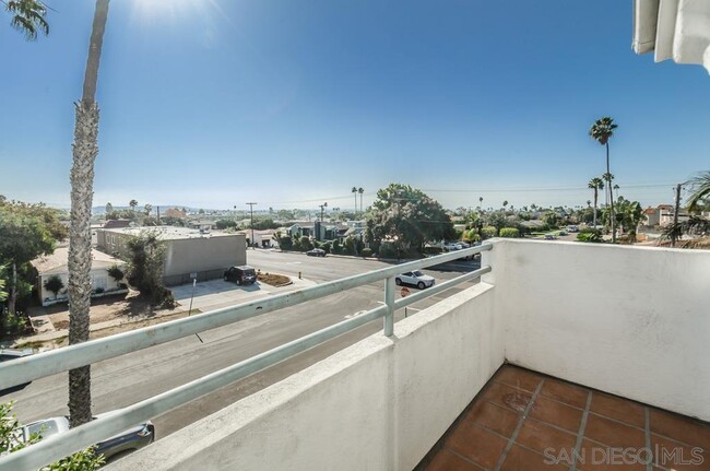 1614 Chalcedony St in San Diego, CA - Foto de edificio - Building Photo