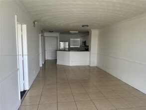 8710 N Sherman Cir in Miramar, FL - Building Photo - Building Photo