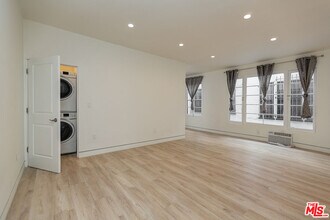 7223 Willoughby Ave in Los Angeles, CA - Building Photo - Building Photo