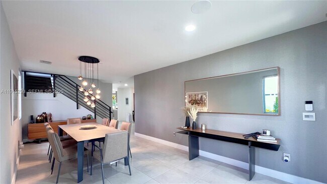 6761 NW 103rd Ave in Doral, FL - Building Photo - Building Photo