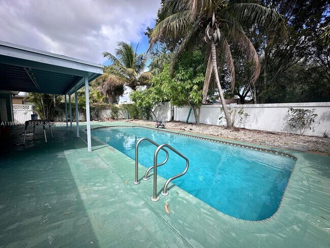 6777 NW 4th St in Margate, FL - Building Photo - Building Photo