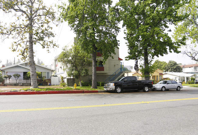 1812 E Glenoaks Blvd in Glendale, CA - Foto de edificio - Building Photo