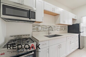2933 W 8th St in Los Angeles, CA - Building Photo - Building Photo