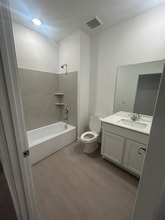 1414 Caceres Spur, Unit 4 in San Antonio, TX - Foto de edificio - Building Photo