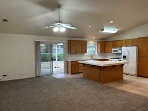 1658 Albion Ct in Chico, CA - Foto de edificio - Building Photo
