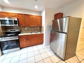422 NE 166th St in Miami, FL - Building Photo - Building Photo