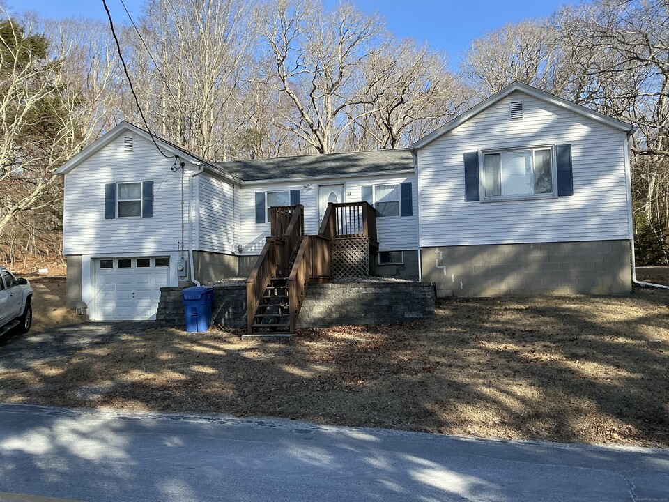 64 Simpson Ln in Montville, CT - Building Photo