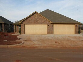 11604 Surrey Villas Ct in Yukon, OK - Building Photo