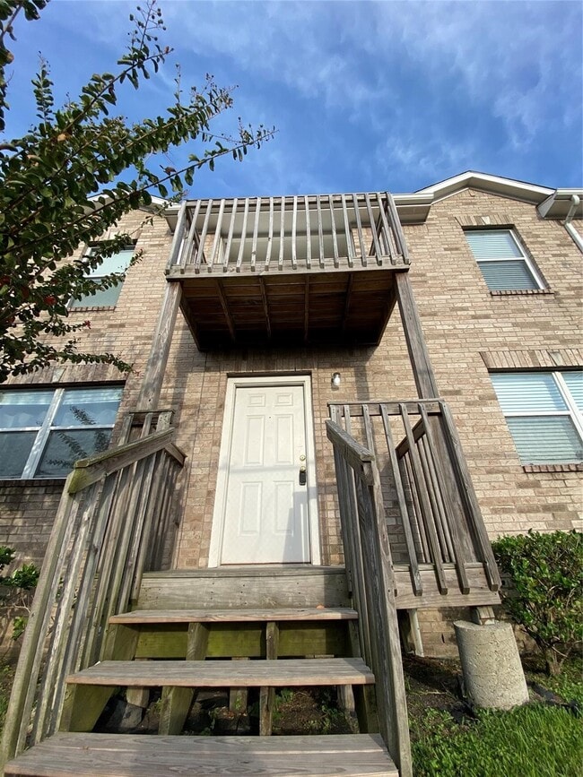 property at 11905 Algonquin Dr