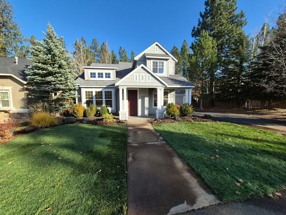 19397 Blue Lake Loop in Bend, OR - Building Photo