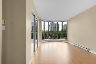 7380 Elmbridge Way in Richmond, BC - Building Photo - Building Photo
