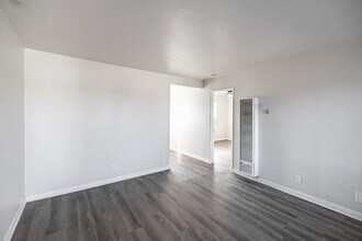 Courtyard Apartments in Orange, CA - Building Photo - Interior Photo