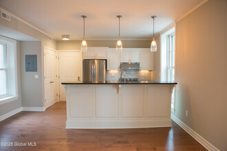 8 Phila St in Saratoga Springs, NY - Building Photo - Building Photo