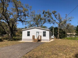 18043 Ferry Ave in Brooksville, FL - Building Photo