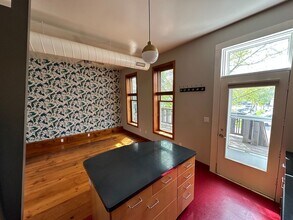 305 Main St-Unit -Unit 2 in Cedar Falls, IA - Building Photo - Building Photo