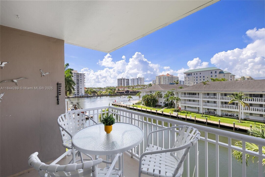 2880 NE 33rd Ct in Fort Lauderdale, FL - Building Photo