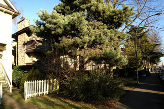 Kingston Gardens in Vancouver, BC - Building Photo - Building Photo