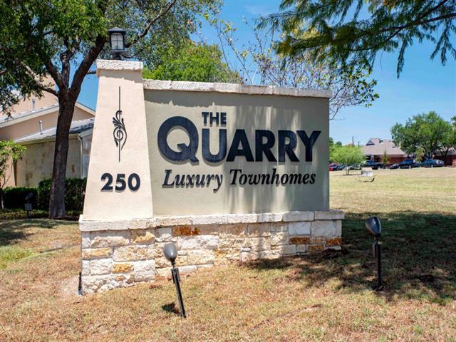 The Quarry Townhomes in San Antonio, TX - Foto de edificio - Building Photo