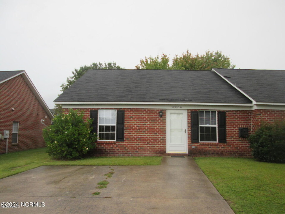 2607 Bluff View Dr in Greenville, NC - Building Photo