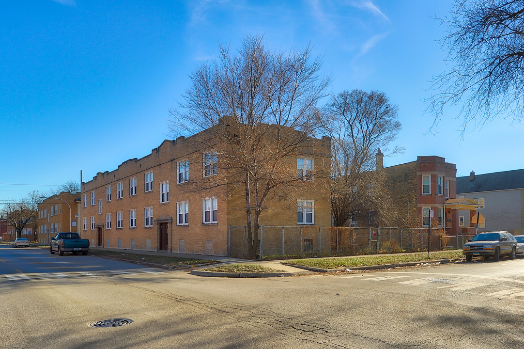 Austin Blonde Brick Corner Unit in Chicago, IL - Building Photo