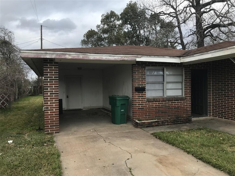 1002 Cooper Dr in Orange, TX - Building Photo