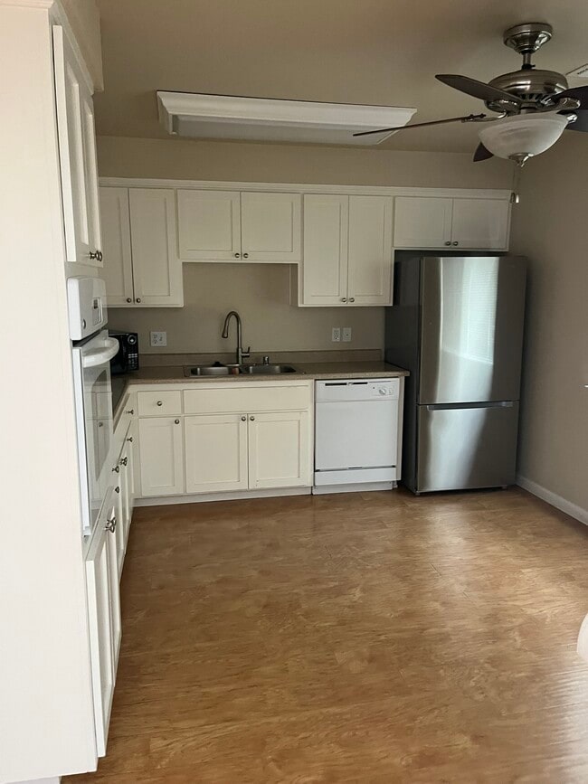 10099 Elk Grove Florin Rd in Elk Grove, CA - Building Photo - Building Photo