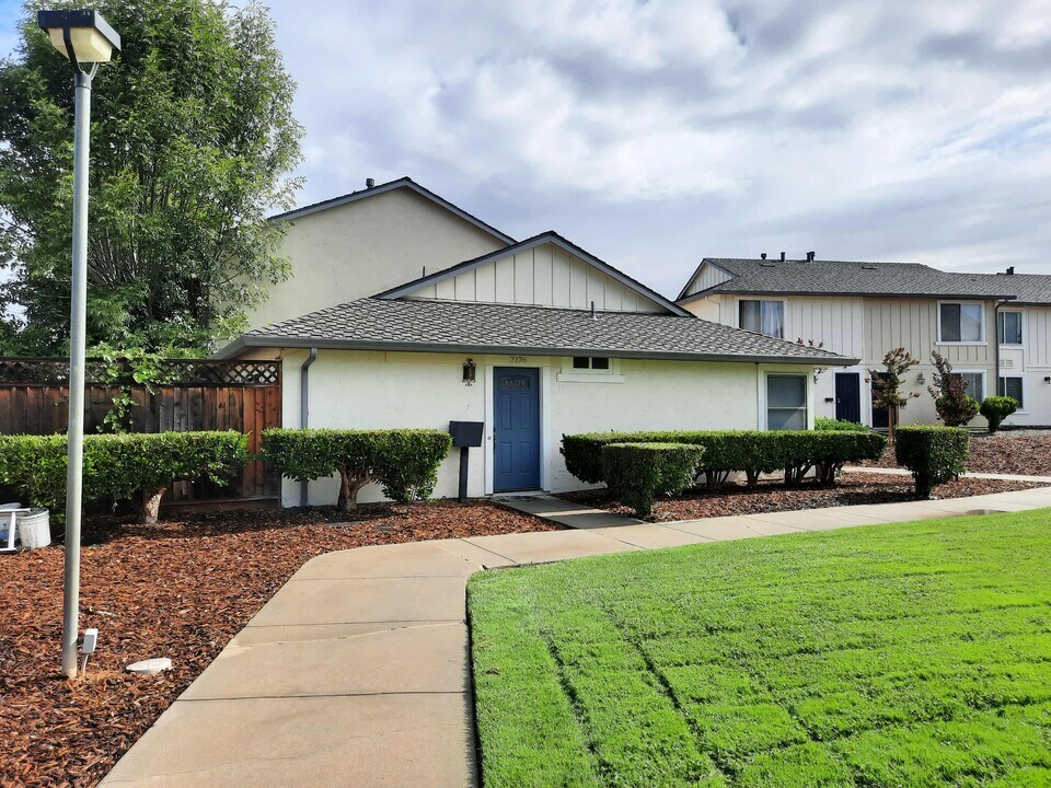 2176 Spanishgate Ct in San Jose, CA - Foto de edificio
