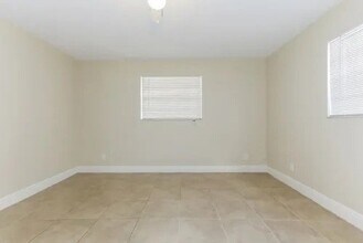 7447 Douglas St in Hollywood, FL - Building Photo - Building Photo