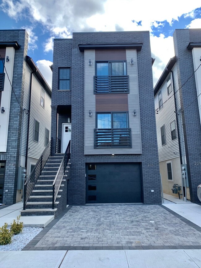 231 Cleveland Ave, Unit 1F+G in Harrison, NJ - Building Photo - Building Photo