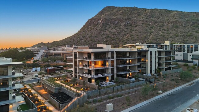 4849 N Camelback Rdg Dr in Scottsdale, AZ - Foto de edificio - Building Photo