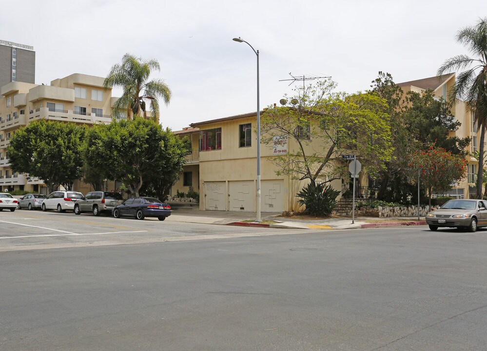 704 S Harvard Blvd in Los Angeles, CA - Building Photo