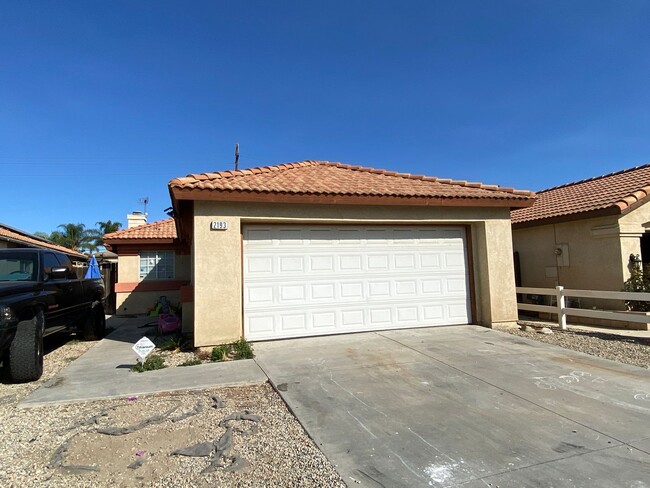 2193 Glimmer Way in Perris, CA - Building Photo - Building Photo