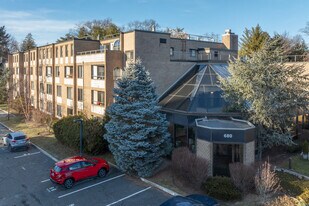 680 W Boston Post Rd in Mamaroneck, NY - Building Photo